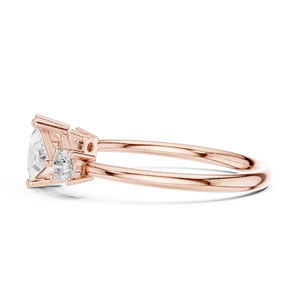 Anillo de Oro Rosa con Tres Diamantes Cultivados en Laboratorio de Diferentes Formas para Mujer |   Anillo de Compromiso o Promesa con Diseño Triangular y Redondo de Princesa - Product Image 4