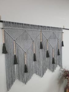 Décoration murale en macramé fait main, style bohème, avec franges à pompons, en matériaux naturels, pour la maison ou le bureau. - Product Image 3