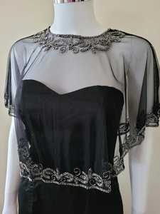 Camisole élégante et tendance pour femme, style doux, en satin uni, ornée de paillettes et de perles, faite à la main avec des franges dorées, écologique et courte. - Product Image 3