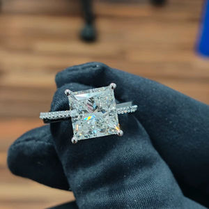 Anillo de Diamantes Corte Princesa en Oro Blanco con Piedras Laterales, Elegante Anillo de Compromiso y Boda para Mujer, Diseño Clásico de Joyería Fina - Product Image 1