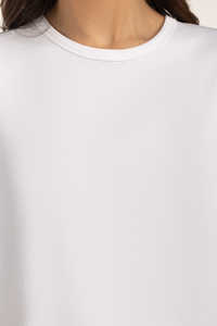 เสื้อยืดโอเวอร์ไซส์สีขาวผ้าฝ้ายรักษ์โลกสำหรับผู้หญิง ทรงหลวม ดีไซน์พอดีตัว พร้อมโลโก้สั่งทำพิเศษสำหรับใส่ในช่วงฤดูร้อน - Product Image 4