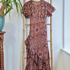 Midi Wrap Bohemian Flowy Dress Mezcla de algodón transpirable Seda Ajrakh Earthy Frill Colorido Verano Elegante Boda Look Natural - Product Image 1