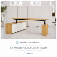 Bureau de travail moderne en forme de L, réglable en hauteur, avec plateau en bois grainé, rangement latéral blanc, colonnes de levage noires, usage commercial