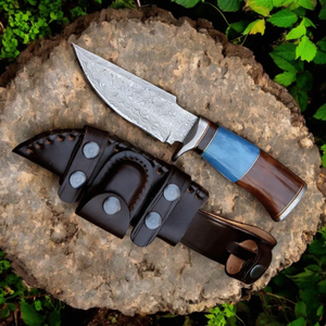 Couteau Bowie robuste en acier Damas avec lame fixe tranchante, manche en bois de cerf naturel, garde décoratif en laiton et étui en cuir - Product Image 5