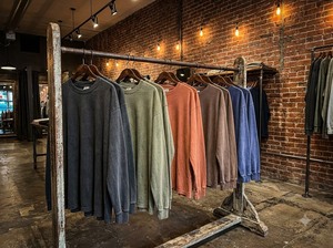 บริการ OEM จากโรงงานโดยตรง ชุดเสื้อสเวตเชิ้ตสีเบจและกางเกงจ็อกเกอร์สำหรับทุกเพศ พร้อมรองเท้าผ้าใบเข้าชุด - ชุดลำลองสำหรับผู้ใหญ่ ผลิตในเวียดนาม ตัวอย่างสินค้าพร้อมส่งภายใน 7 วัน - Product Image 5