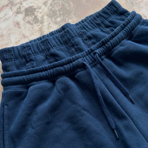 ASKAR wear ind กางเกงวอร์มผ้าฝ้ายสีน้ำเงินสำหรับผู้ชาย เอวยางยืด มีเชือกผูก ลำลอง สไตล์ฤดูใบไม้ร่วง พิมพ์ลายตัวอักษรที่ขาซ้าย - Product Image 4