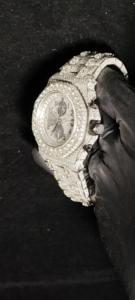 Montre-bracelet analogique personnalisable en moissanite, entièrement sertie de diamants, avec mouvement à quartz et cadran en verre de clarté VVS - Idéale pour un cadeau d'affaires - Product Image 4