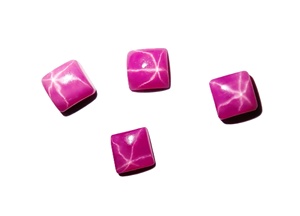 พลอยรูบี้สีแดงทรงสี่เหลี่ยม 5x5 มม. 1.1 กะรัต ผลิตในห้องปฏิบัติการ แบบทึบแสง มุมคม ทรงคาโบชอง พร้อมเอฟเฟกต์ดาว 6 แฉก สำหรับทำเครื่องประดับ - Product Image 3