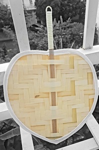 Abanico Decorativo de Palma y Bambú Tejido a Mano por Artesanos Vietnamitas, Ideal para Regalo de Boda y Decoración de Mesa - Product Image 2
