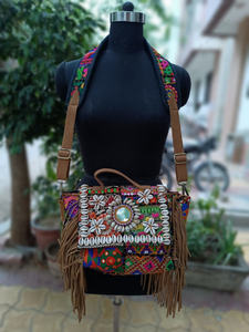 Sac à bandoulière ethnique indien fait main, style bohème, brodé de coquillages, avec franges, patchwork, sac fourre-tout pour femme - Product Image 3