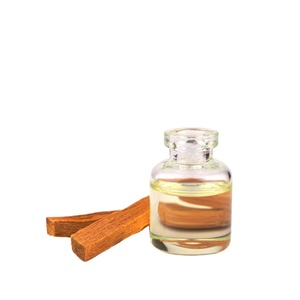 Agua de hidrosol de sándalo botánico a granel: etiquetado privado de agua de hidrosol de sándalo en la industria del bienestar - Product Image 1