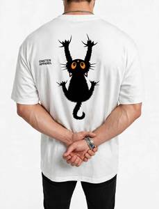 ONETEN APPAREL เสื้อยืดคอกลมแขนสั้นผู้ชายสีขาวพิมพ์ลายการ์ตูนแมวดำ - Product Image 1