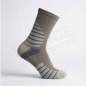 Chaussettes ras du cou pour hommes, couleur unie, tricotées, respirantes, en coton, polyester et élasthanne, pour usage quotidien en automne, style classique - Product Image 3
