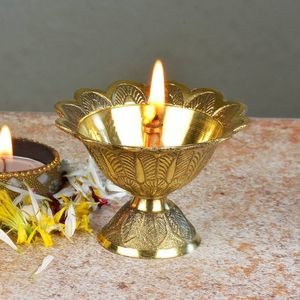 Paire de lampes Diya classiques en laiton avec ornement arrière détaillé, support de lampe à huile multi-mèches pour Puja, décoration de temple et aménagement festif - Product Image 2