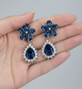 Boucles d'oreilles pendantes de luxe en argent 925 plaqué rhodium, motif fleur, serties de pierres bleues taille poire, bijoux pour femme - Product Image 3