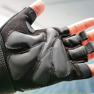 ถุงมือฟิตเนสแบบครึ่งนิ้วพร้อมสายรัดข้อมือปรับได้ ระบายอากาศได้ดี แผ่นรองข้อนิ้วแบบยืดหยุ่น สำหรับการฝึกซ้อม เหมาะสำหรับทุกเพศ - Product Image 5