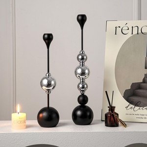 Impresionantes candelabros cónicos esculturales con esferas negras mate apiladas y bolas doradas brillantes, decoración moderna de lujo. - Product Image 4