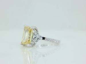 Bague de fiançailles classique pour femme en or massif 18 carats avec trois pierres de moissanite jaune taille émeraude serties à griffes - Product Image 2