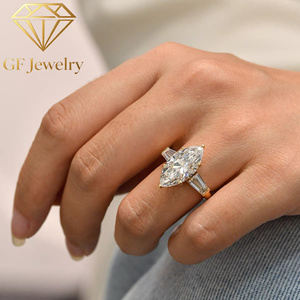 Bague de fiançailles et de mariage solitaire en or jaune 18 carats avec trois diamants de laboratoire taille marquise et pierres latérales baguette coniques - Product Image 1