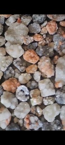 Mezcla natural de minerales de zeolita india, piedras de apofilita, calcita rosa, etc. Venta al por mayor desde Maharashtra - Product Image 1