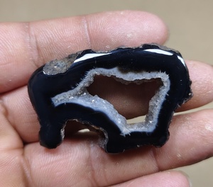 Colgante de Ágata Druzy Natural en Rodaja, Piedra Geoda Irregular Negra y Blanca Pulida para Joyería y Artesanía - Product Image 4