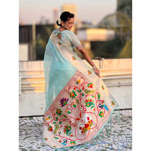 Sari de Tul Azul Cielo con Estampado Floral Bohemio Teñido con Hilo de Seda Paithani para Bodas de Elite Weaves 450g - Product Image 4