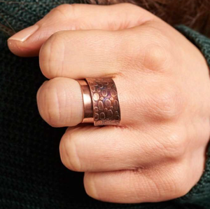 Bague de guérison bio-énergétique unisexe, finition antique, avec centre perlé et bordures tressées en corde, bande texturée multicouche, bijou à porter au quotidien - Product Image 5
