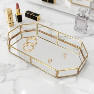 Plateau de rangement en verre miroir de luxe moderne au design artisanal avec cadre en laiton, forme polygonale, pour bureau, présentoir à bijoux, organisation - Product Image 1