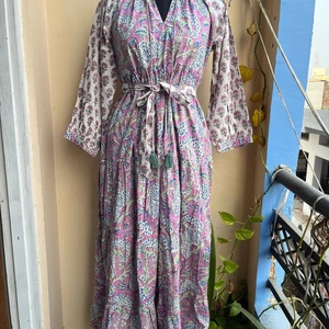 เดรสยาวพิมพ์ลายดอกไม้ คอวี แขนยาว ผ้าฝ้าย ไซส์ใหญ่ สำหรับผู้หญิง ลายพิมพ์บล็อกด้วยมือ รุ่นใหม่ล่าสุด - Product Image 1