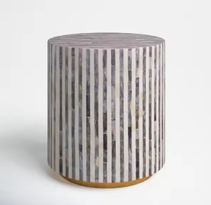 Mesa cilíndrica con incrustaciones de hueso, con finas rayas verticales grises y crema que se extienden continuamente de la parte superior a la parte inferior. - Product Image 1