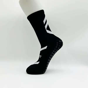 Chaussettes de sport personnalisées en gros pour hommes, chaussettes de football épaisses avec grip antidérapant, logo personnalisé de votre marque - Product Image 2