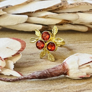Anillo Boho de Alta Demanda con Flor de Granate, Bañado en Oro, de Latón, Anillo Botánico con Hoja y Tres Piedras, Hecho a Mano, Delicado, Venta al por Mayor - Product Image 5
