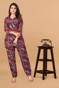 Ensemble coordonné pour femmes en impression numérique rouge haute définition de qualité supérieure, ensemble de vêtements de détente en poly-rayonne 2 pièces, col rond doux, survêtement pour femmes - Product Image 2