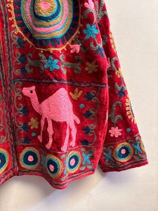 Veste unique en velours de coton rouge brodée, style bohème, avec broderie camel, manteau coloré de style Suzani, fait main, tenue ethnique pour festival - Product Image 5