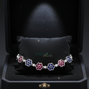 สร้อยข้อมือเงินแท้ 925 รูปดอกไม้ ประดับเพชรโมอิสซาไนต์สีฟ้าชมพูทรงกลมเจียระไนแบบบริลเลียนท์ ตัวเรือนแบบเบเซลเซ็ตติ้ง สร้อยข้อมือคลาสสิกสำหรับผู้หญิง - Product Image 3