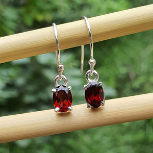 Boucles d'oreilles pendantes faites à la main en argent sterling 925 plaqué or grenat délicat minimaliste mignon bijoux de piercing fin pour cadeau de mariage - Product Image 4