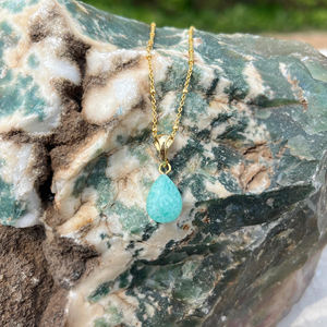 Collar minimalista con colgante de amazonita natural en forma de pera, cadena de latón chapada en oro de 18k con cuentas y cierre de mosquetón. - Product Image 5