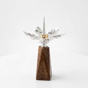 Porte-bague Lotus Bloom en bois massif et laiton - Argent et or - Product Image 1