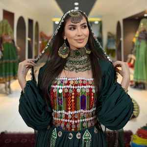 Robes de mariée afghanes Kuchi modernes, vert bordeaux profond, tissu fluide et doux, corsage avant richement orné, dentelle et volants - Product Image 6