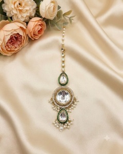 Parure de bijoux de mariée ethnique en gros avec boucles d'oreilles délicates en pierres CZ rondes et ensemble Tika, travail d'émail Meenakari et perles - Product Image 5