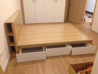 Minimalistisches Holz-Bettgestell mit Stauraum in Queensize mit Kopfteil und Schubladen im Paneel-Design