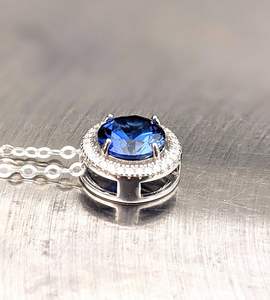 จี้แซฟไฟร์สีน้ำเงินทรงรัศมี สร้อยคอเงินแท้ชุบทอง 10K รับรองโดย IGI เครื่องประดับเจ้าสาวแฟชั่นสำหรับผู้หญิง ของขวัญสุดหรู - Product Image 2