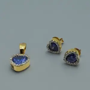 Bijoux élégants classiques en or 22 carats pour femmes, boucles d'oreilles en forme de cœur avec pierre bleue et ensemble de pendentif assorti - Product Image 3