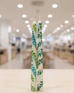Juego de 2 Velas Cónicas Pintadas a Mano con Diseño Botánico Verde, Cera de Parafina sin Aroma, Decoración para el Hogar - Product Image 1