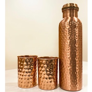 ชุดขวดน้ำและแก้วทองแดงสไตล์ดั้งเดิม พร้อมลวดลายตกแต่งแบบตอกลาย - Product Image 1