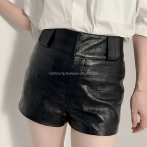 Shorts pour femmes à jambes larges en cuir véritable avec logo personnalisé - Product Image 2