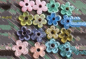 ลูกปัดแก้วลายดอกไม้แบบขายส่ง |   กล่องบรรจุภัณฑ์ลายดอกไม้ 5 กลีบ ขนาด 35x40 มม. สำหรับตกแต่งนาฬิกา - Product Image 2