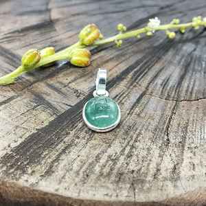 Colgante artesanal de diseñador bohemio de Plata de Ley 925, bisel de Esmeralda Natural, joyería de plata hecha a mano - Product Image 2