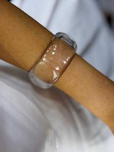 Pulsera de acrílico transparente más vendida a precio asequible, pulsera de resina transparente de diseño personalizado al por mayor para tallas grandes en venta - Product Image 2