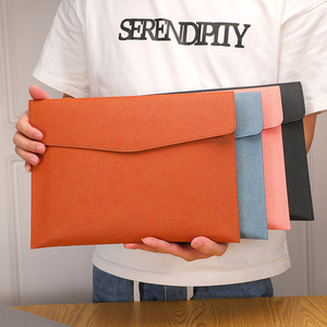 Sac organisateur de documents minimaliste en microfibre avec fermeture à rabat, disponible en noir, marron, bleu et corail, pour usage professionnel - Product Image 4